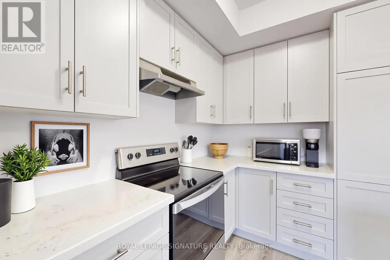 Photo 7 of 37 10 Birmingham Drive, Cambridge ON