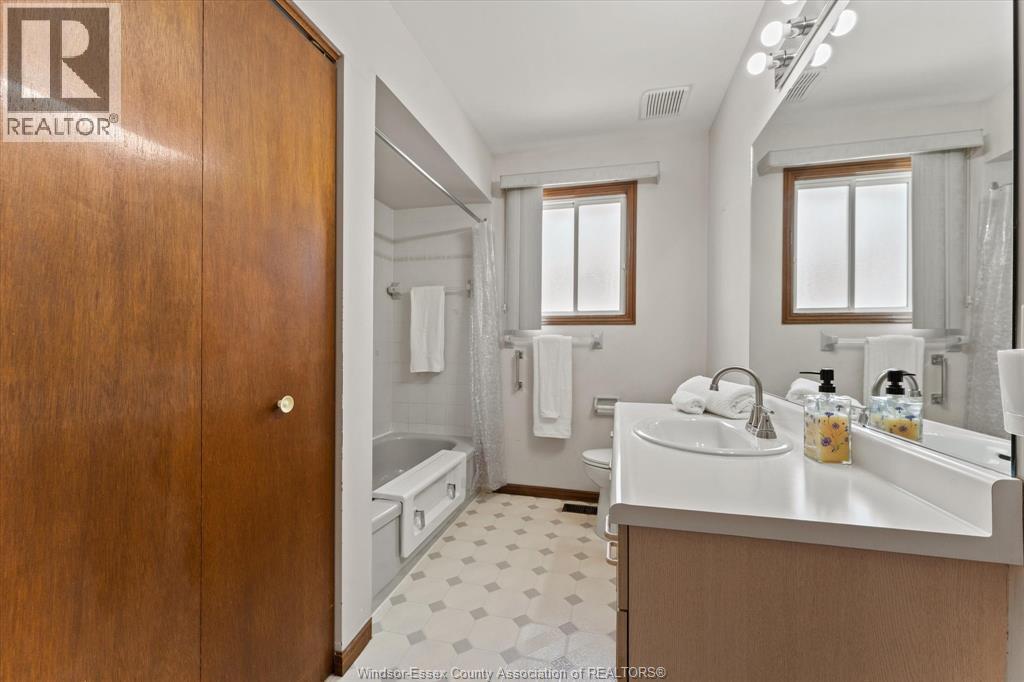 Photo 10 of 2913 Robillard Cres, Windsor ON