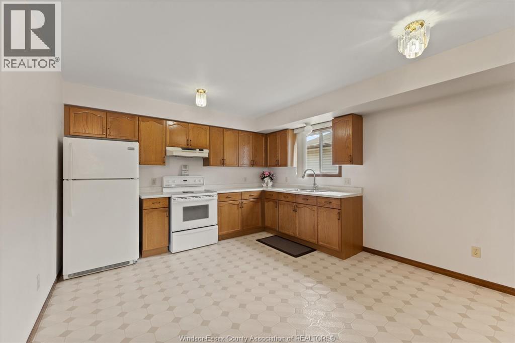 Photo 6 of 2913 Robillard Cres, Windsor ON