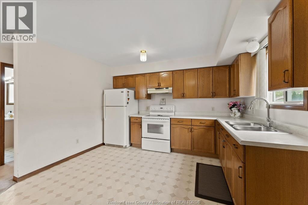 Photo 7 of 2913 Robillard Cres, Windsor ON