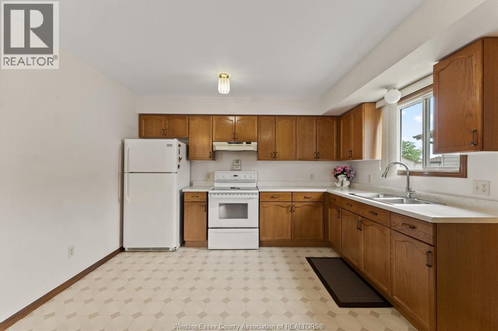 Photo 8 of 2913 Robillard Cres, Windsor ON