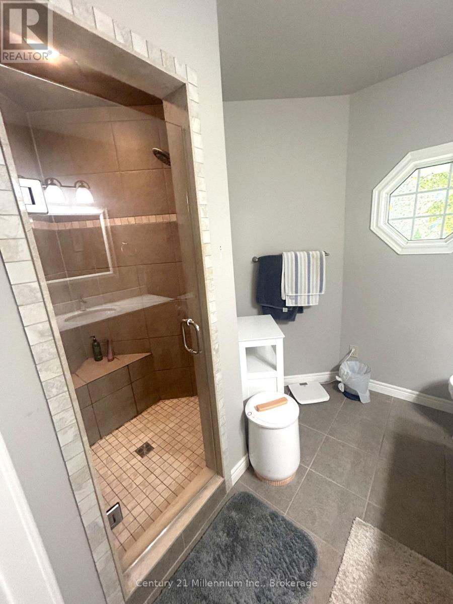 Photo 15 of 640 Mountain Road, Collingwood ON