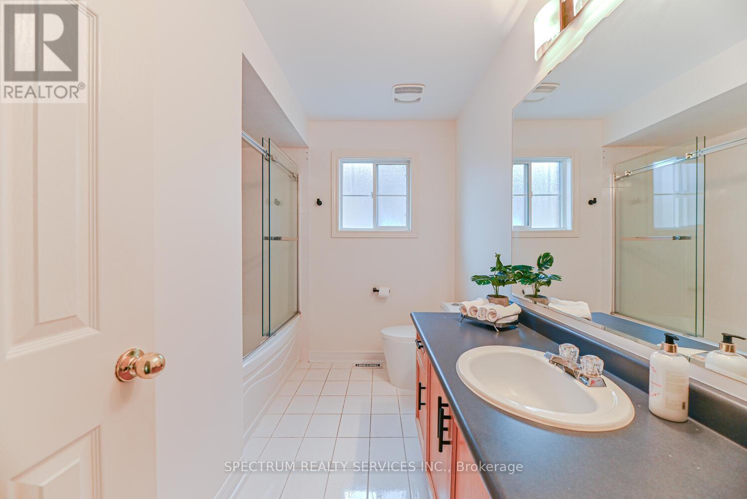 Photo 41 of 68 Robarts Drive, Milton ON