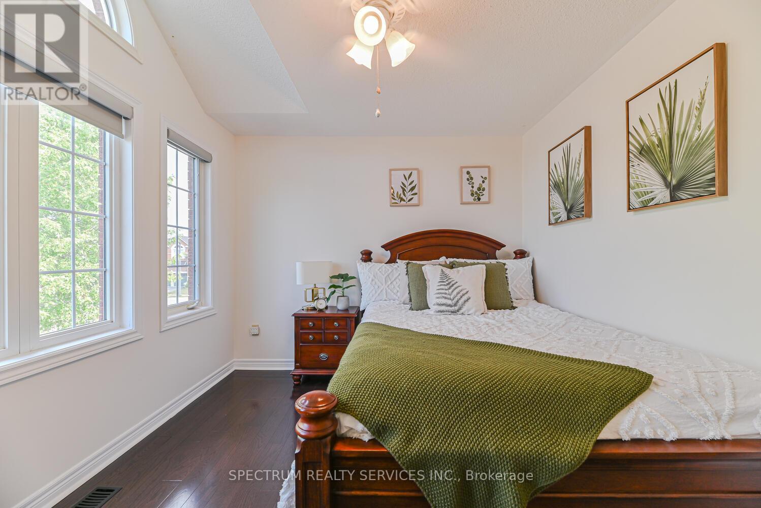 Photo 14 of 68 Robarts Drive, Milton ON