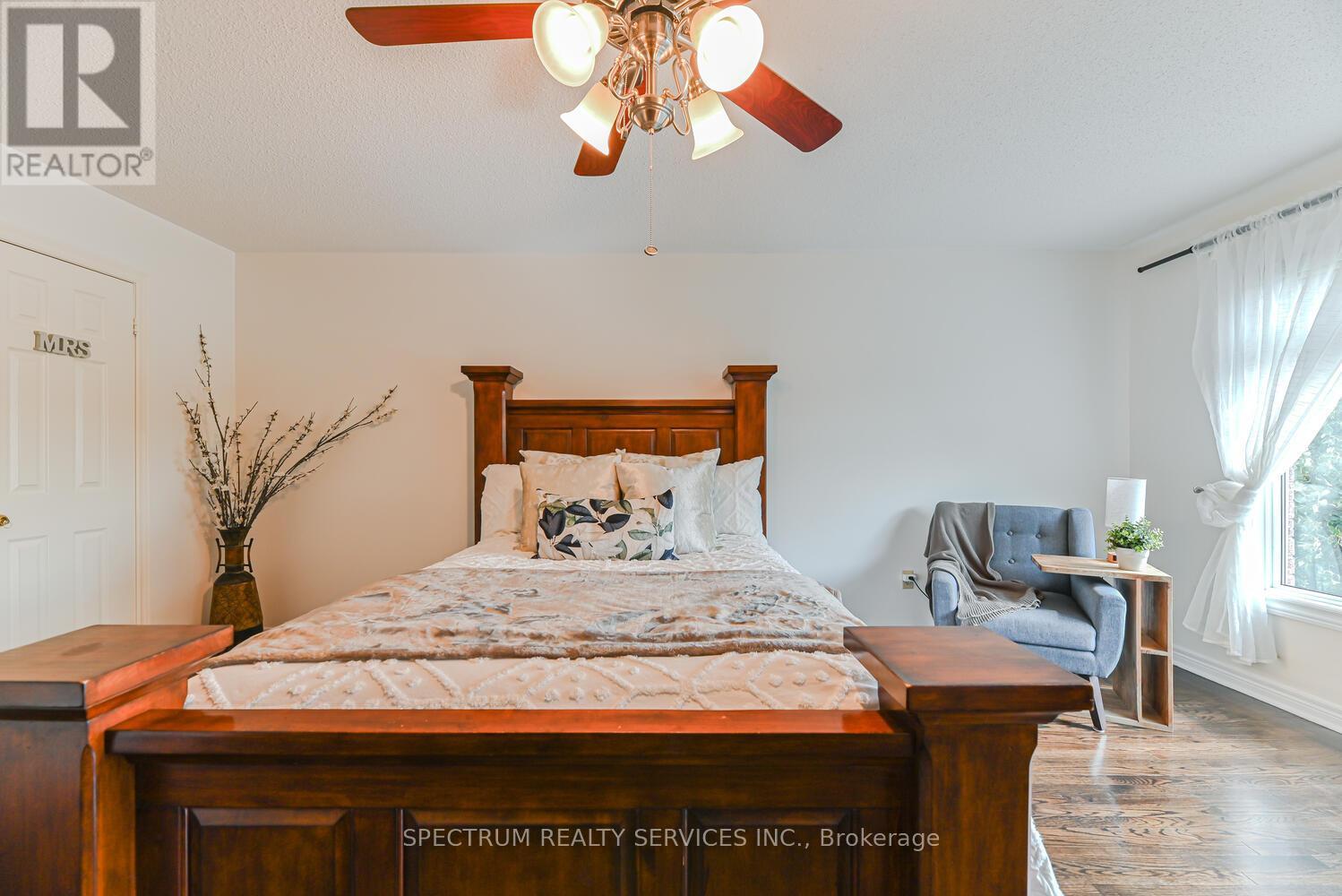 Photo 34 of 68 Robarts Drive, Milton ON
