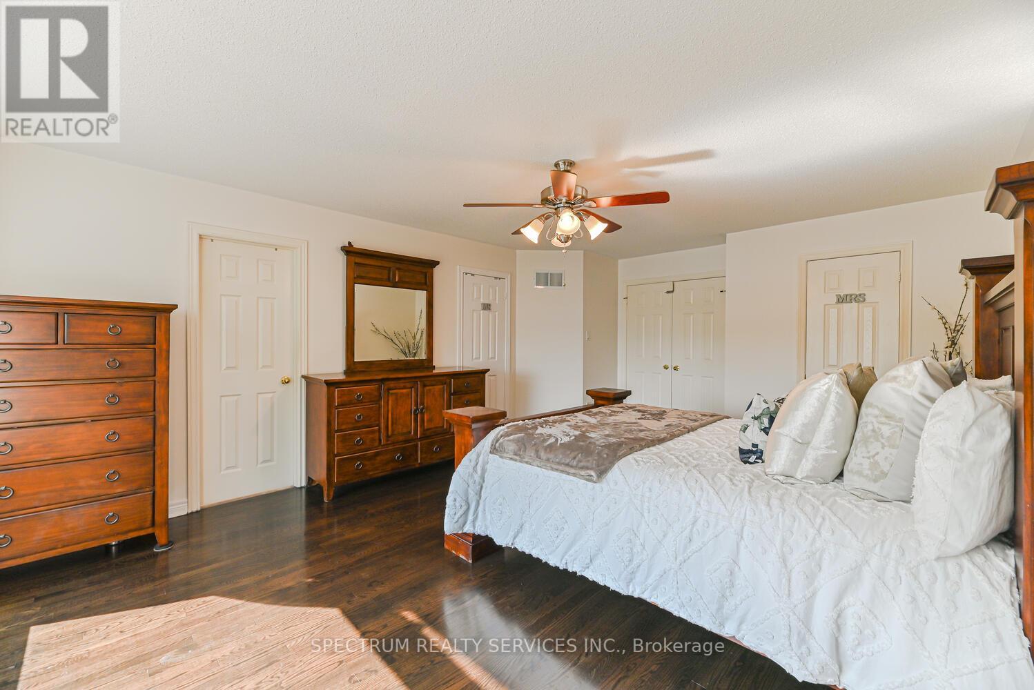 Photo 12 of 68 Robarts Drive, Milton ON