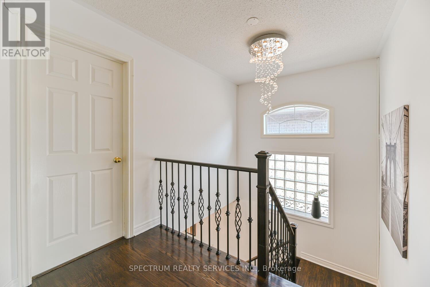 Photo 28 of 68 Robarts Drive, Milton ON