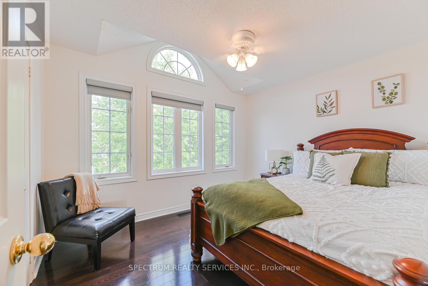 Photo 24 of 68 Robarts Drive, Milton ON