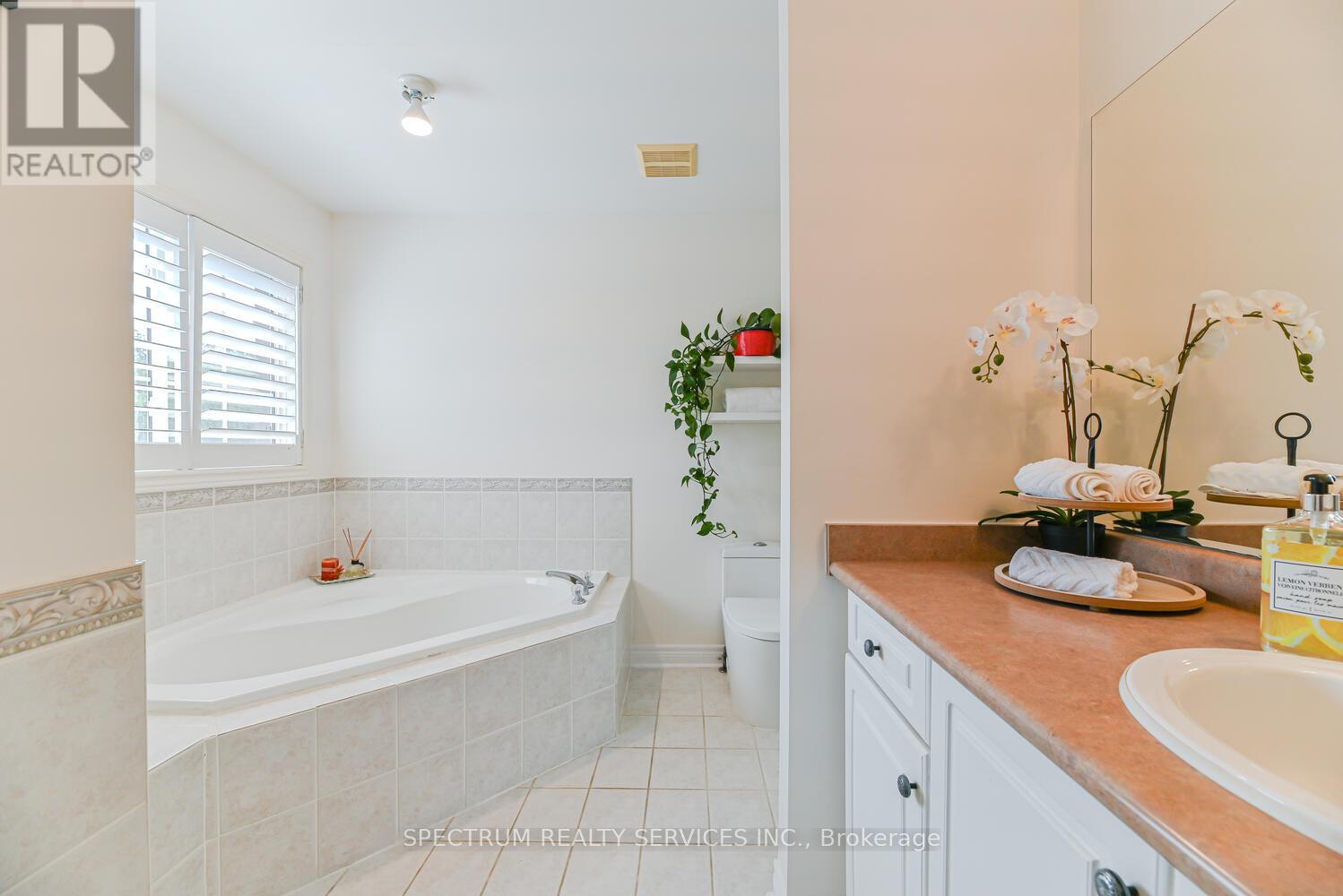 Photo 25 of 68 Robarts Drive, Milton ON
