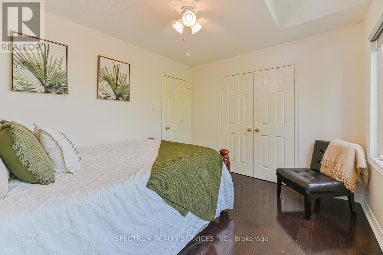 Photo 11 of 68 Robarts Drive, Milton ON