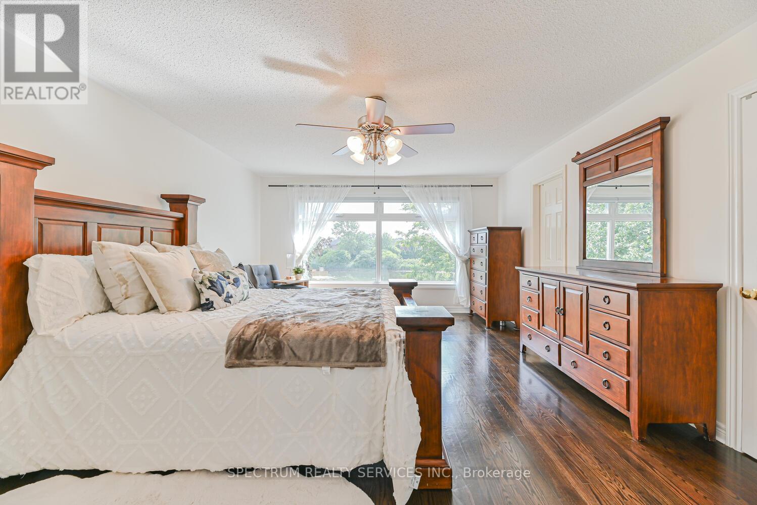 Photo 13 of 68 Robarts Drive, Milton ON