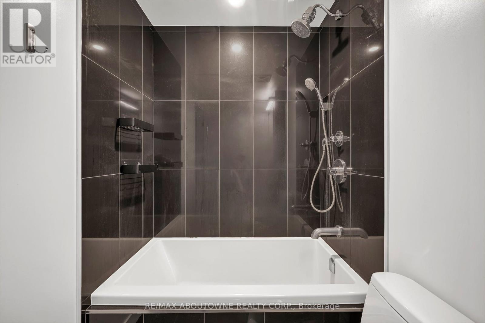 Photo 11 of 915 115 Blue Jays Way, Toronto ON