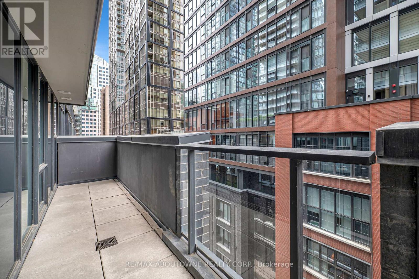 Photo 2 of 915 115 Blue Jays Way, Toronto ON