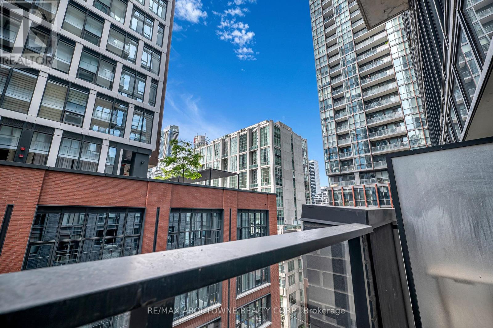 Photo 3 of 915 115 Blue Jays Way, Toronto ON