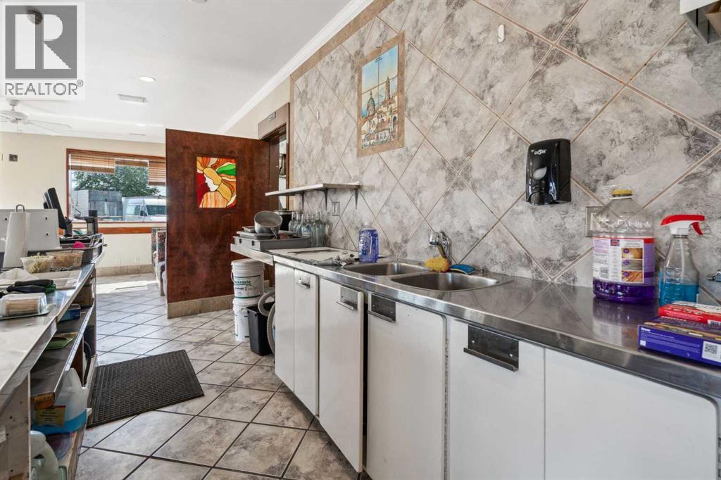 Photo 5 of 704 41 Avenue Ne, Calgary AB