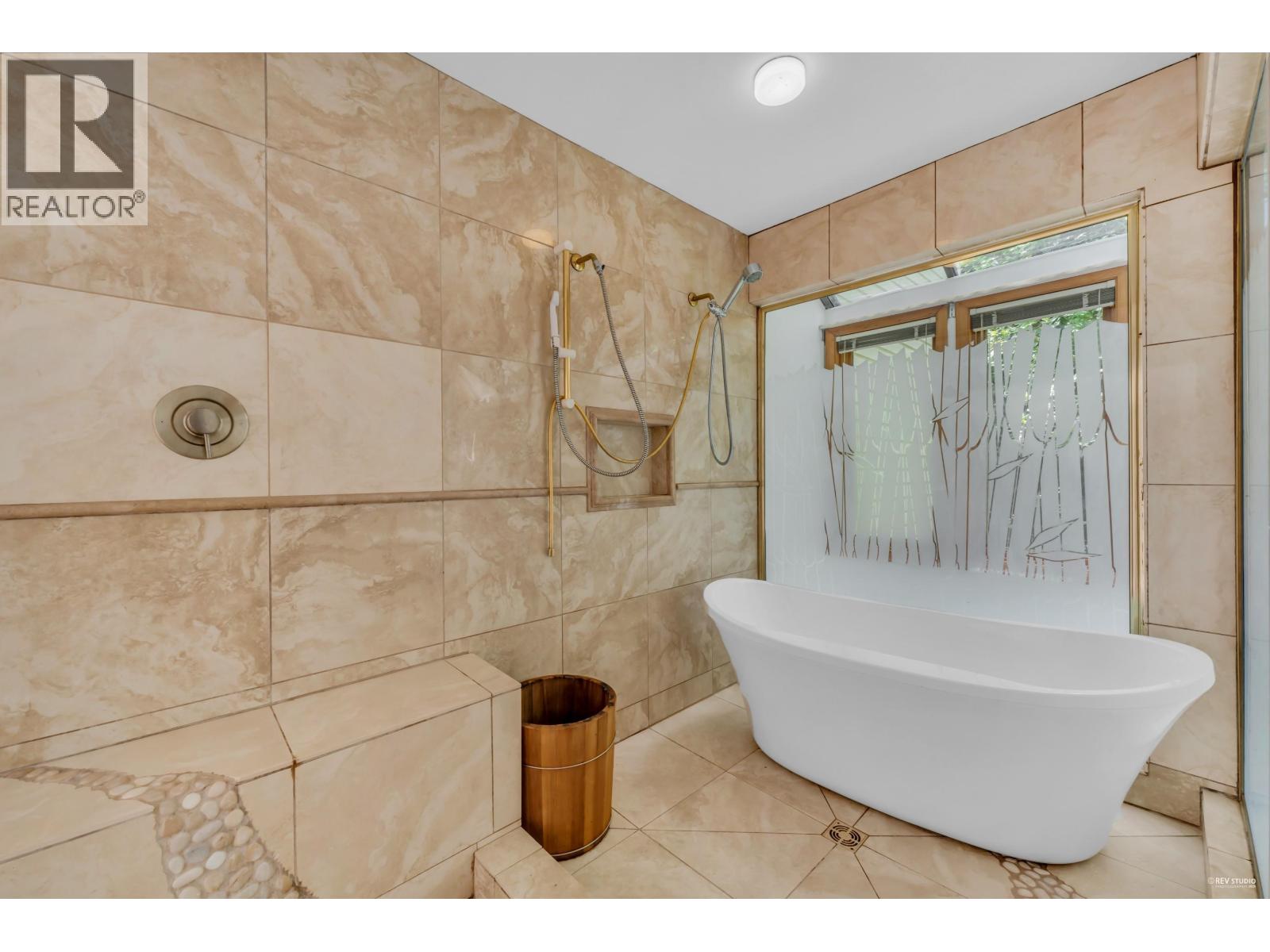 Photo 18 of 2901 Allan Road, North Vancouver BC