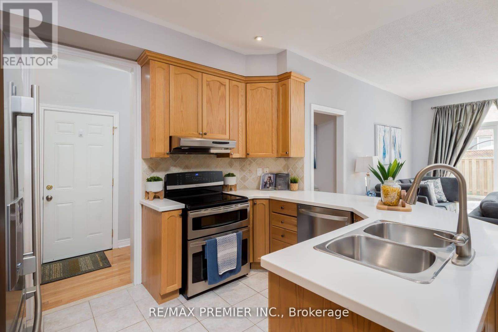 Photo 16 of 48 Braden Way, Vaughan ON