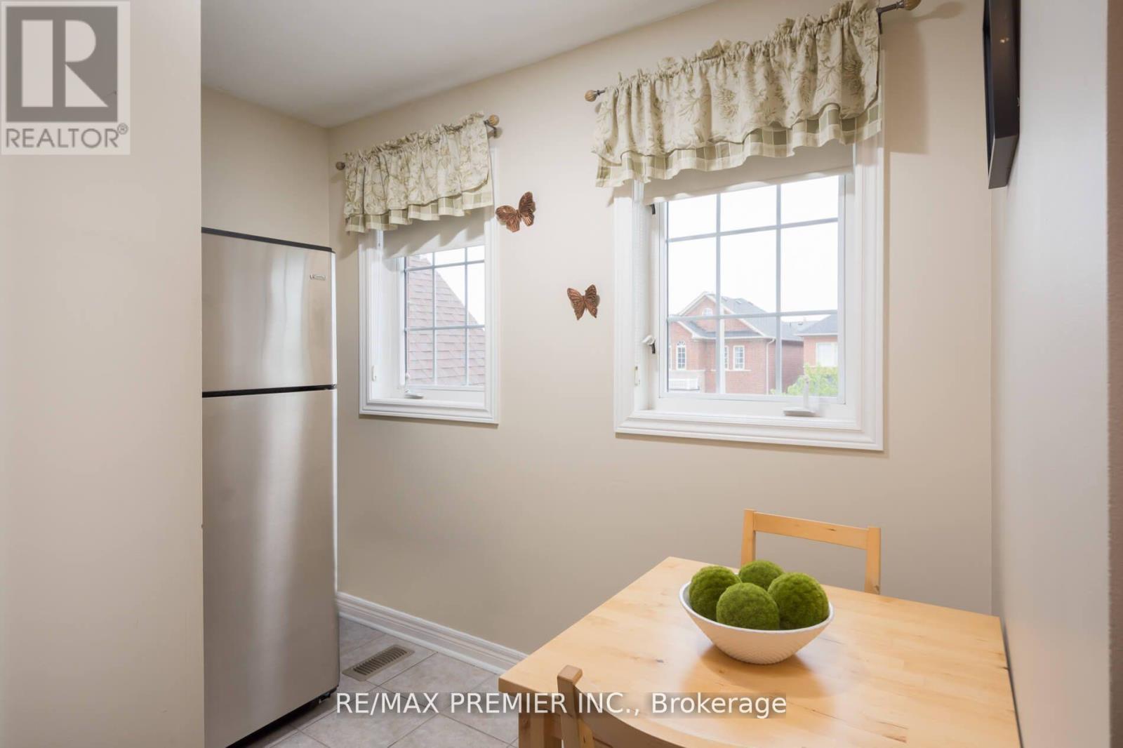 Photo 4 of 48 Braden Way, Vaughan ON