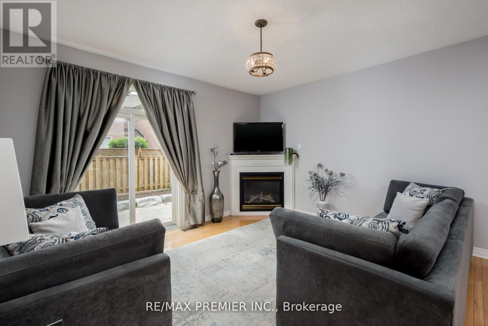 Photo 10 of 48 Braden Way, Vaughan ON
