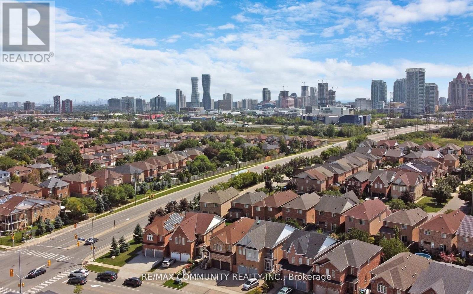 Photo 2 of 446 Huntington Ridge Drive N, Mississauga ON