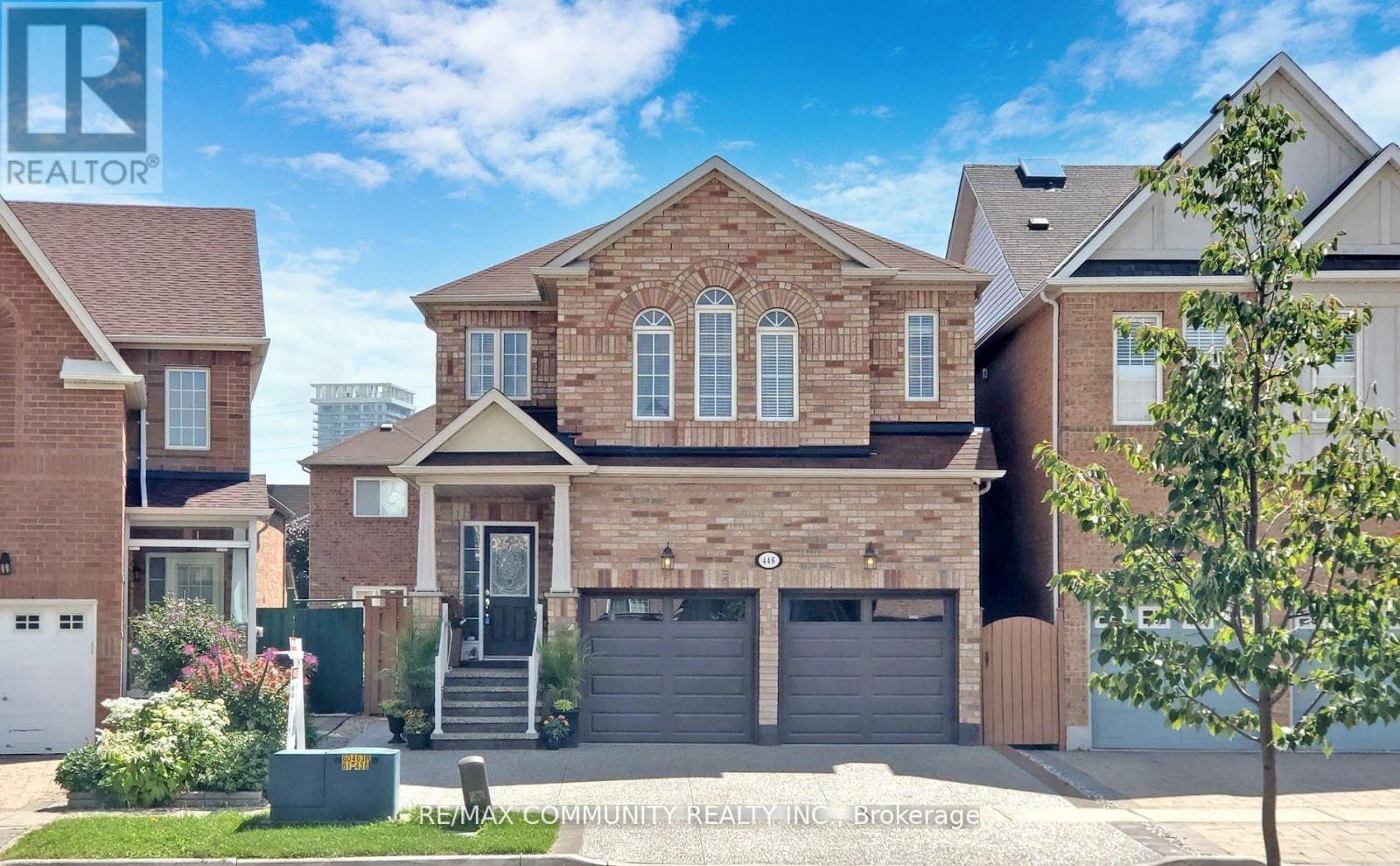 Photo 3 of 446 Huntington Ridge Drive N, Mississauga ON