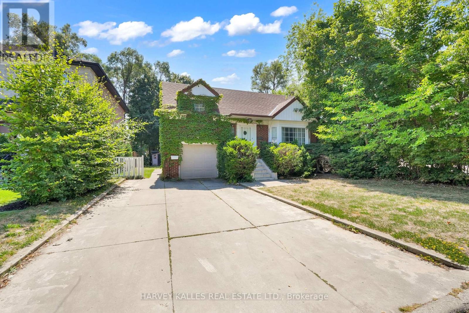 Photo 3 of 547 Douglas Avenue, Toronto ON