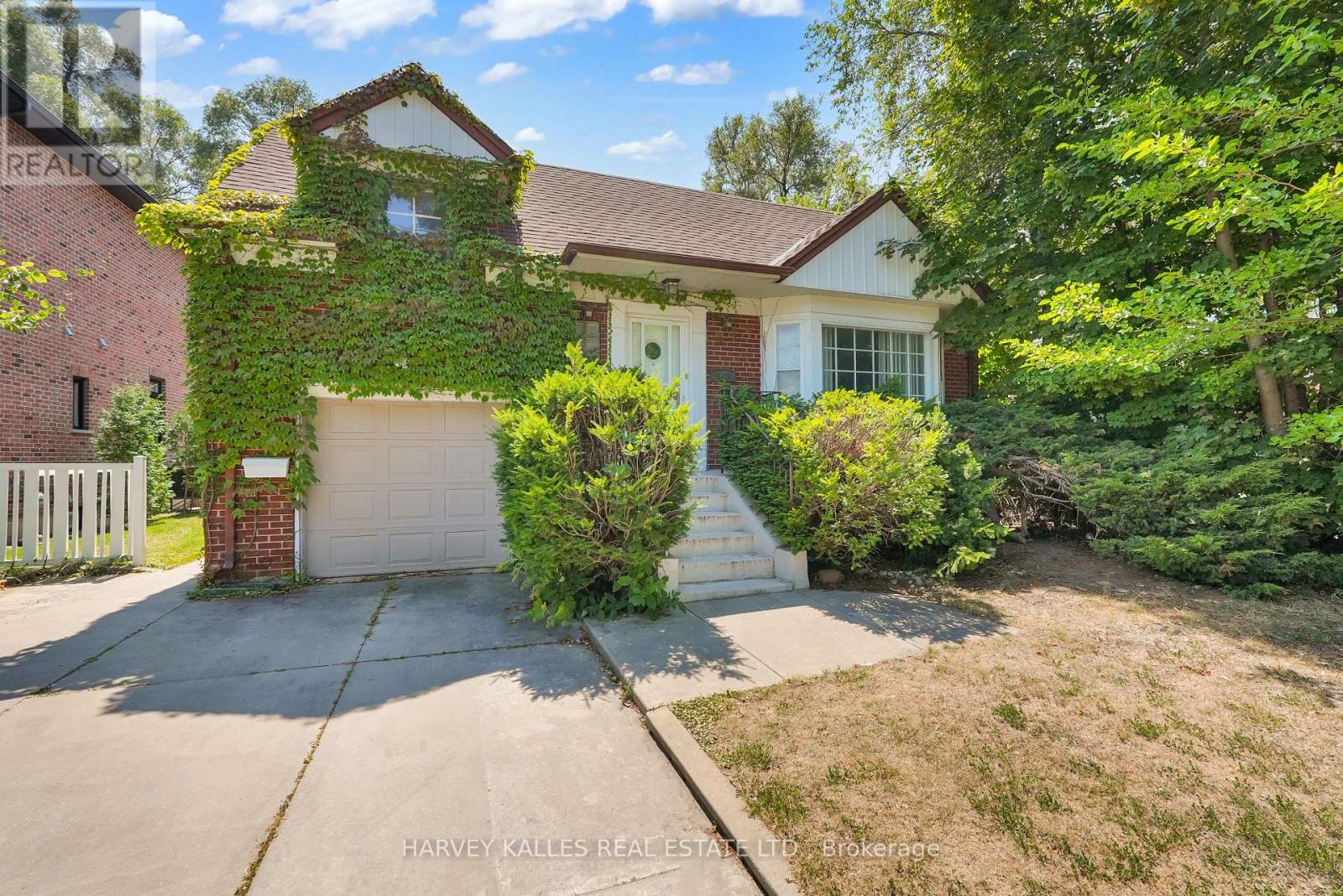 Photo 5 of 547 Douglas Avenue, Toronto ON