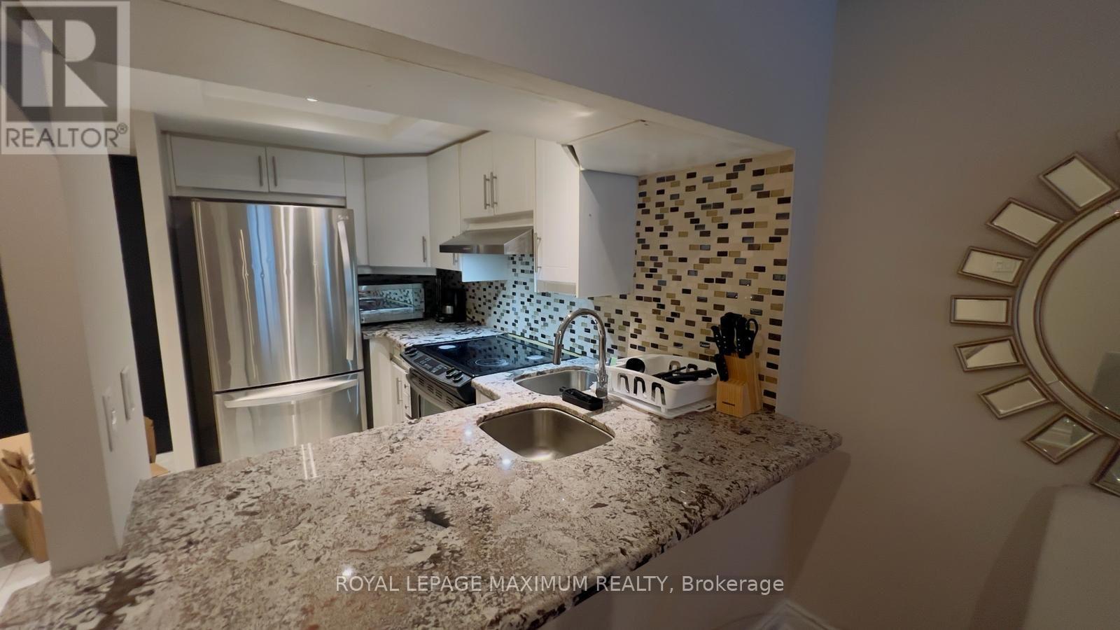 Photo 14 of 204 33 University Avenue, Toronto ON