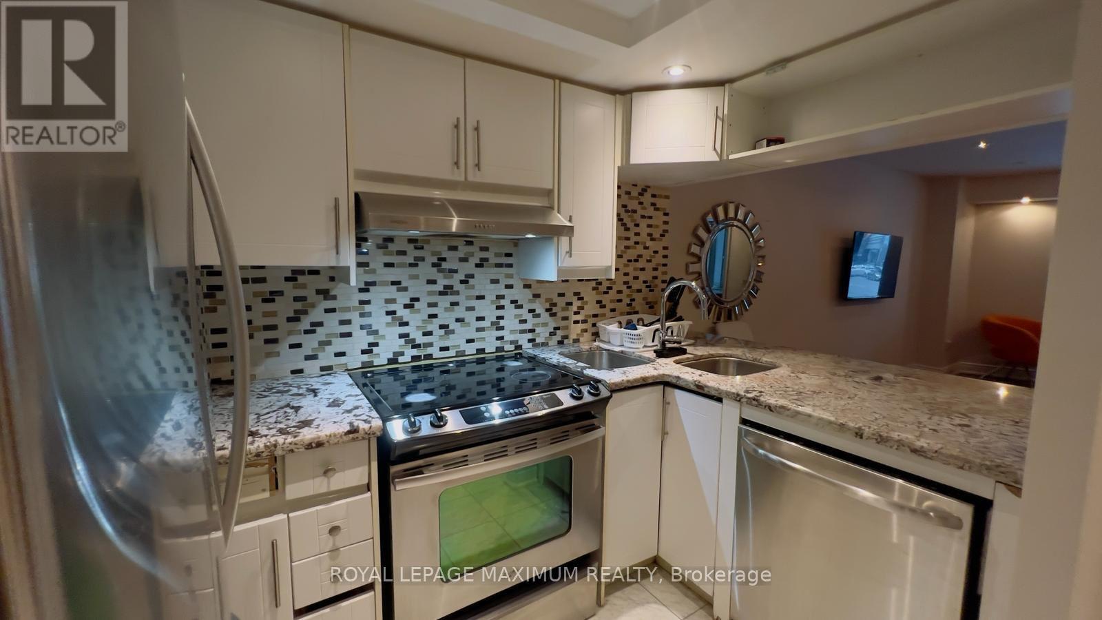 Photo 16 of 204 33 University Avenue, Toronto ON