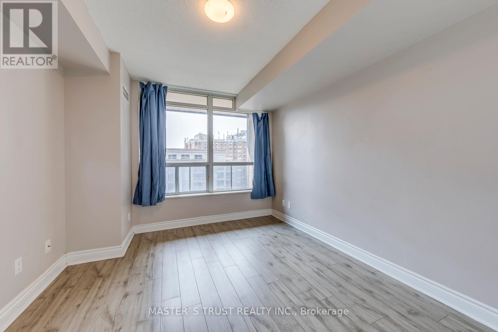 Photo 3 of 809 10 Northtown Way, Toronto ON
