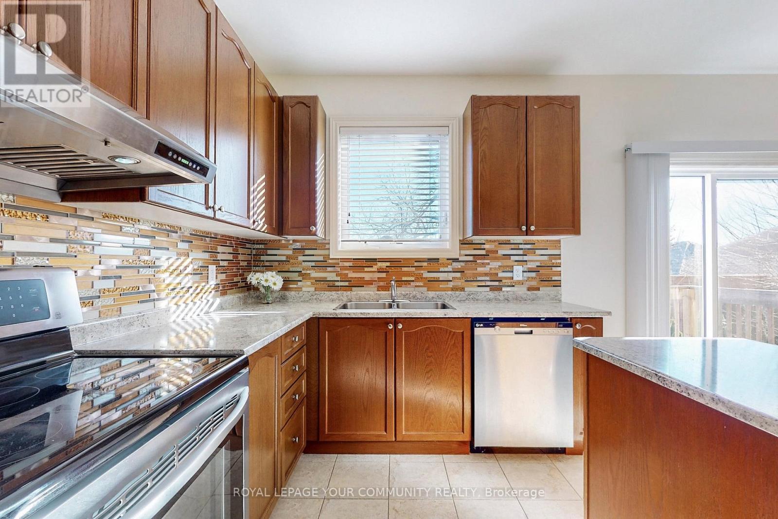 Photo 32 of 131 Aikenhead Avenue, Richmond Hill ON