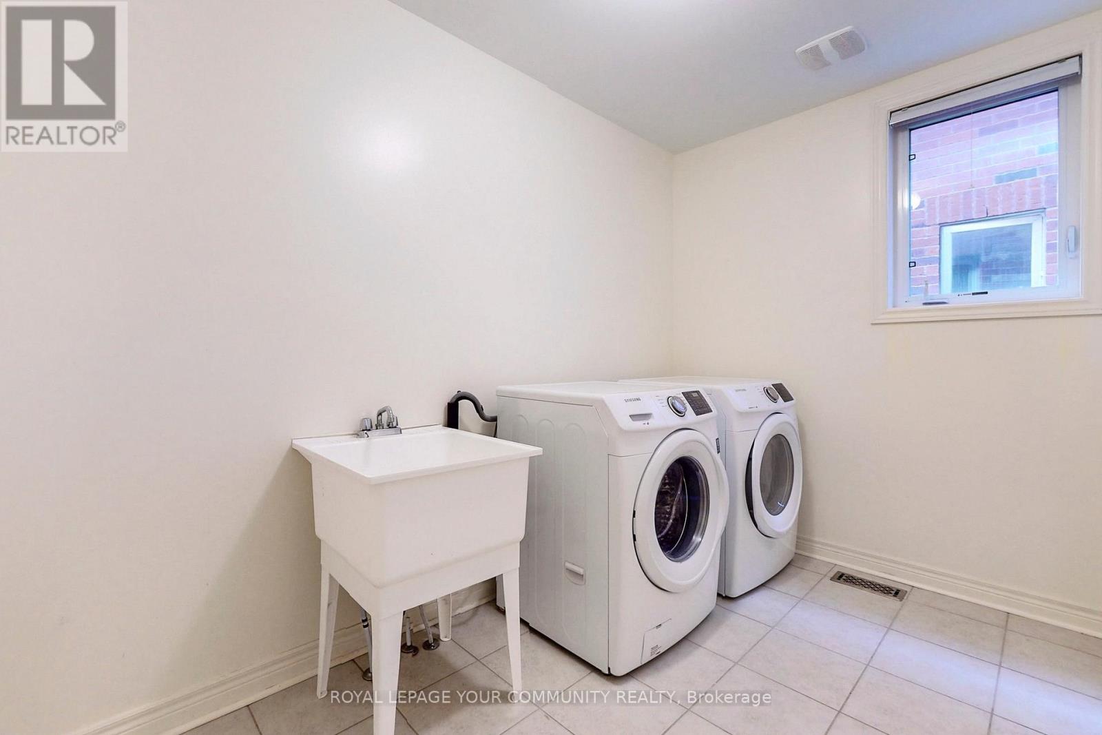Photo 4 of 131 Aikenhead Avenue, Richmond Hill ON