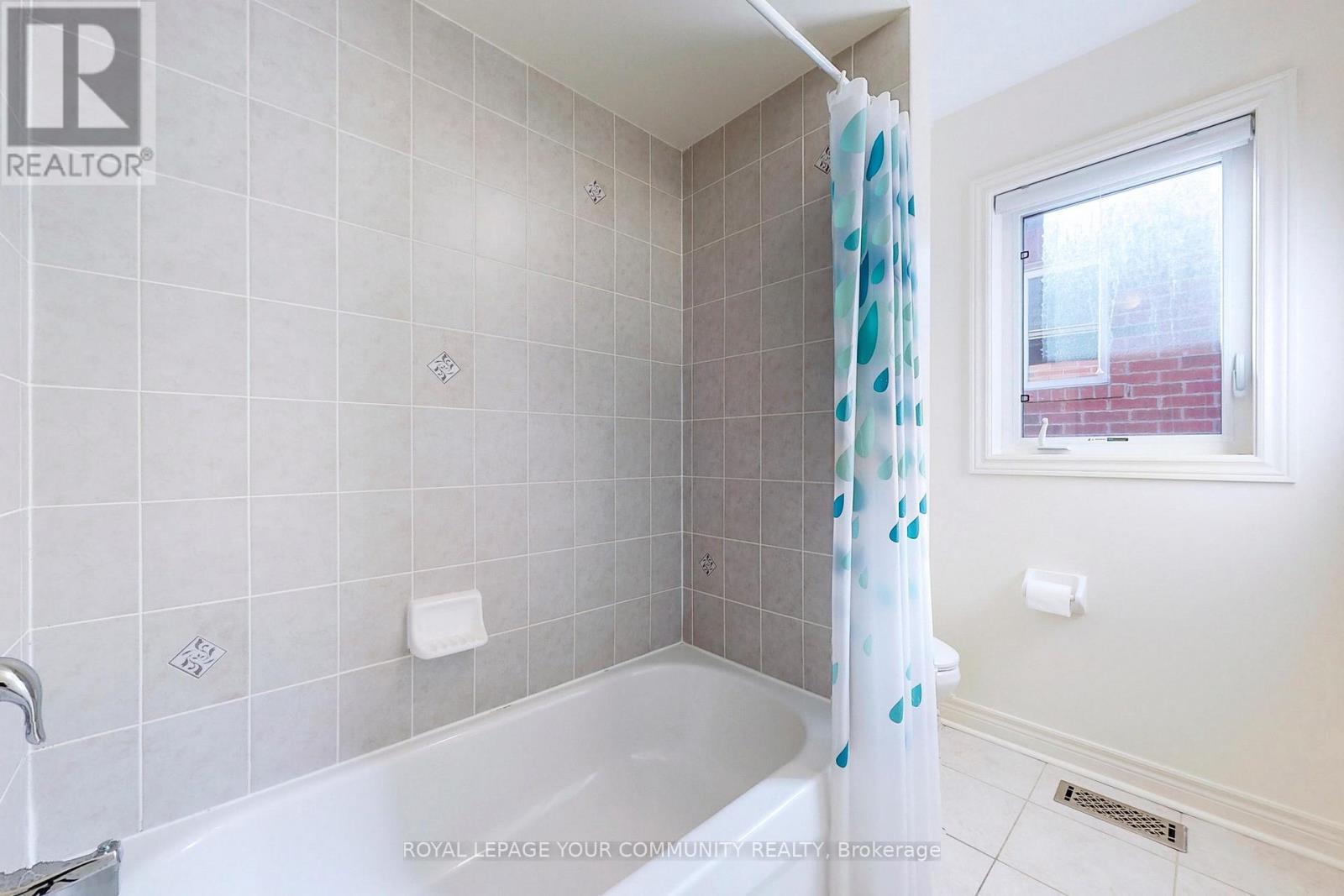 Photo 14 of 131 Aikenhead Avenue, Richmond Hill ON