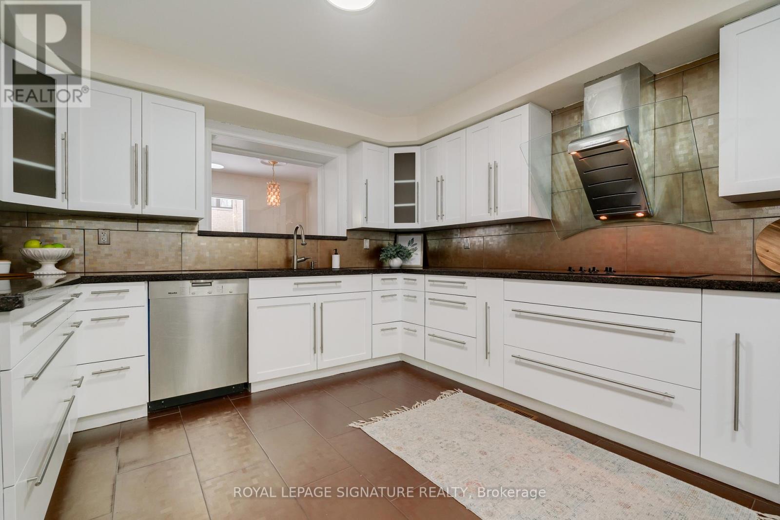 Photo 19 of 339 Elmwood Avenue, Richmond Hill ON