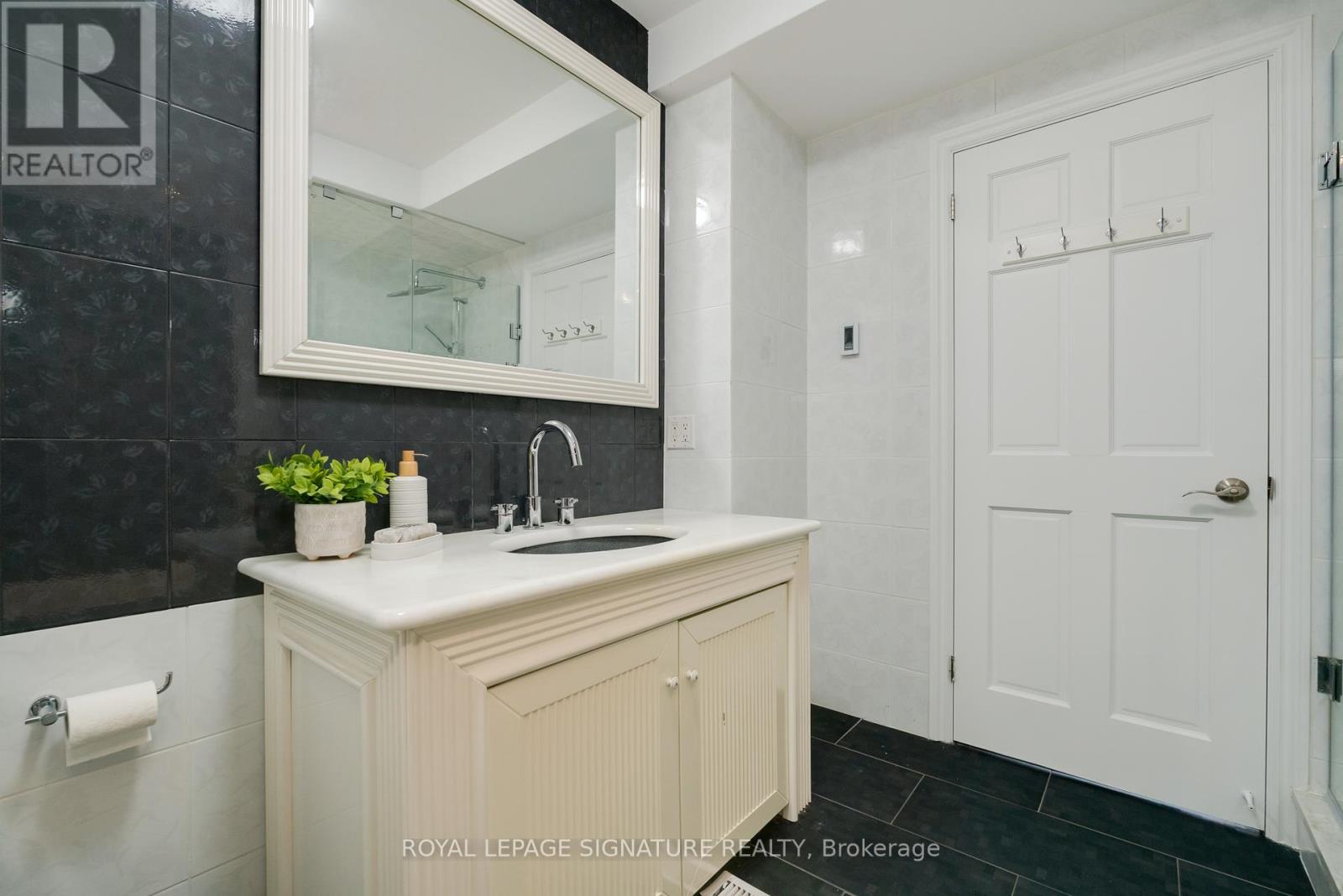 Photo 29 of 339 Elmwood Avenue, Richmond Hill ON