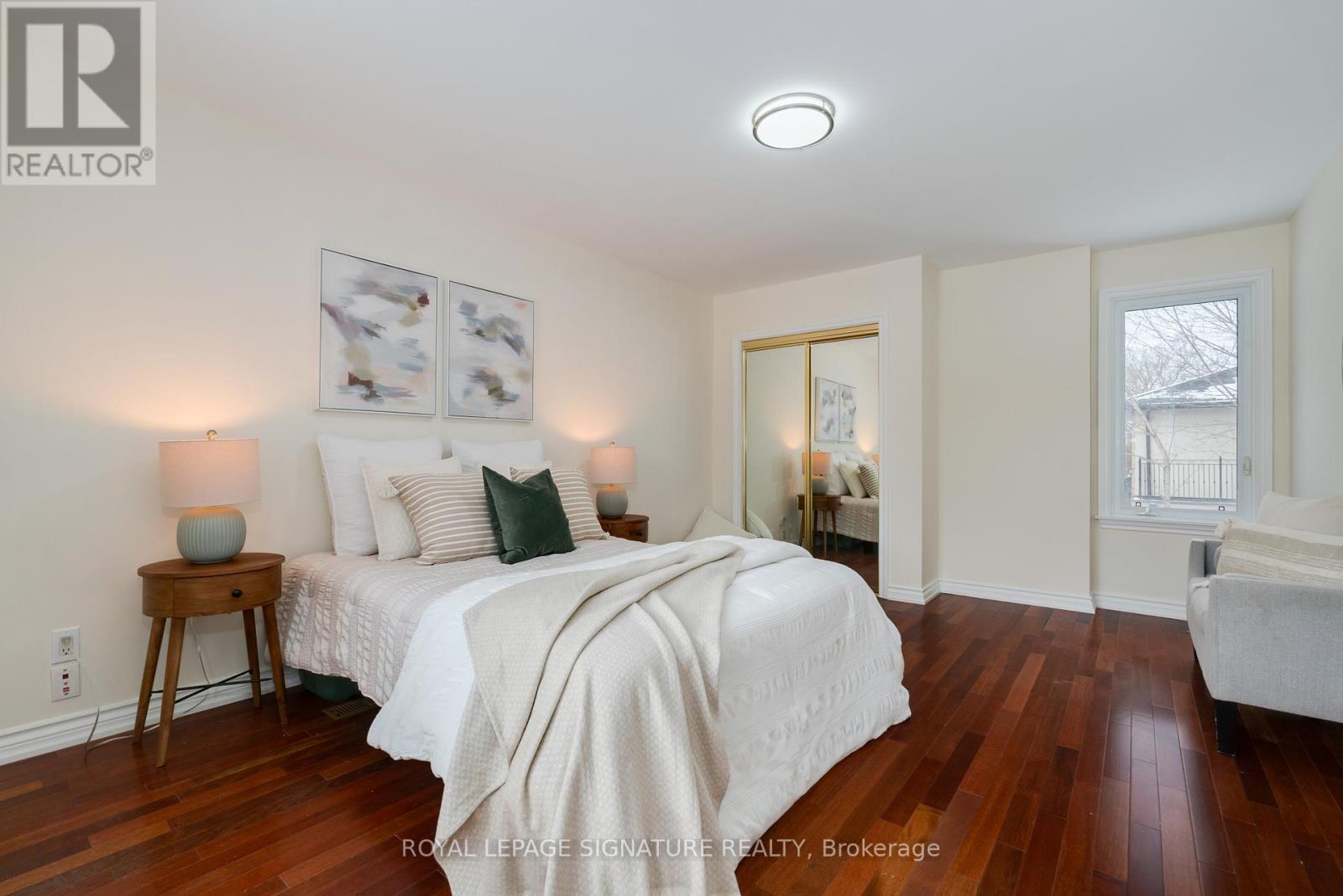 Photo 1 of 339 Elmwood Avenue, Richmond Hill ON