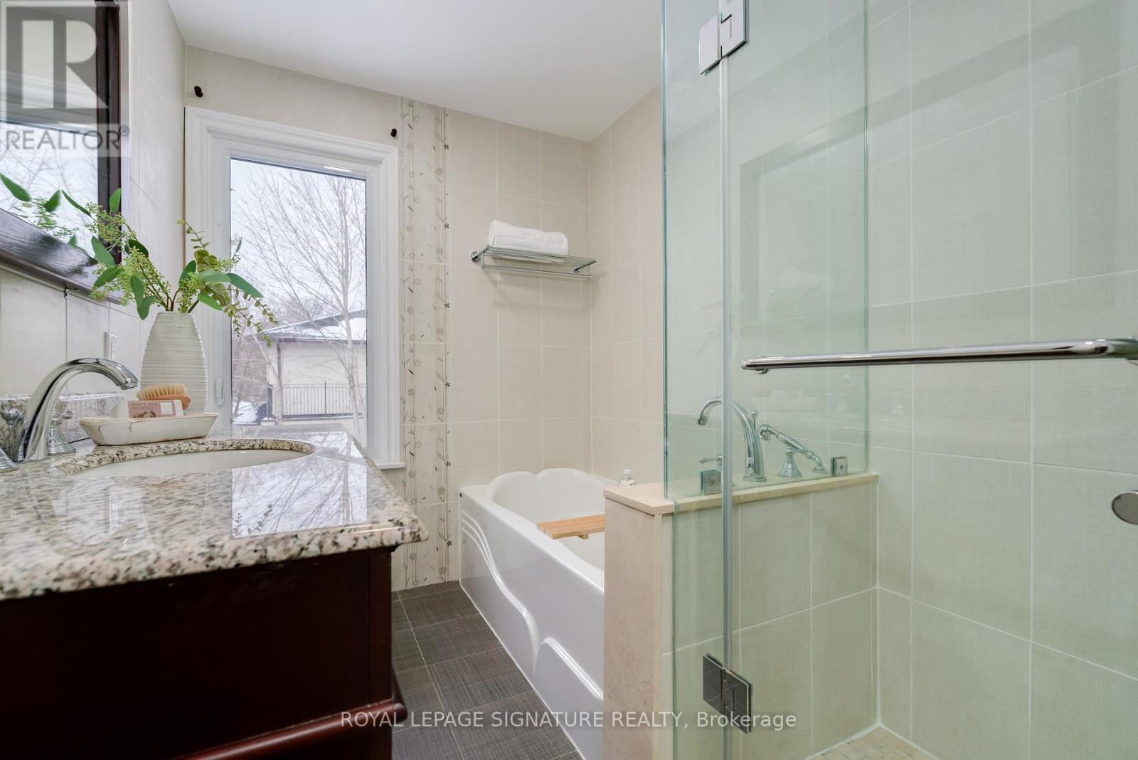 Photo 3 of 339 Elmwood Avenue, Richmond Hill ON