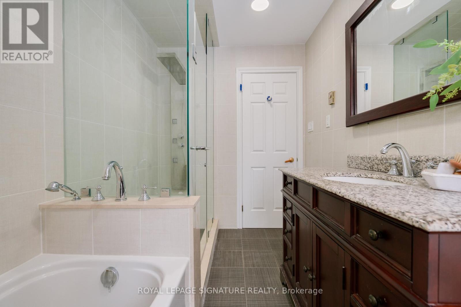Photo 18 of 339 Elmwood Avenue, Richmond Hill ON