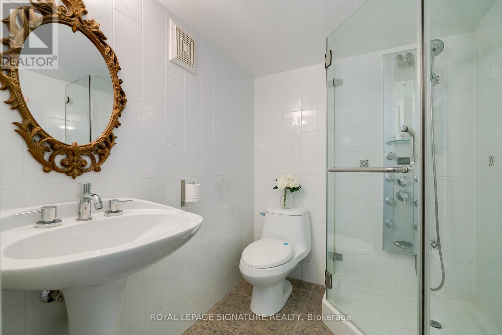 Photo 23 of 339 Elmwood Avenue, Richmond Hill ON