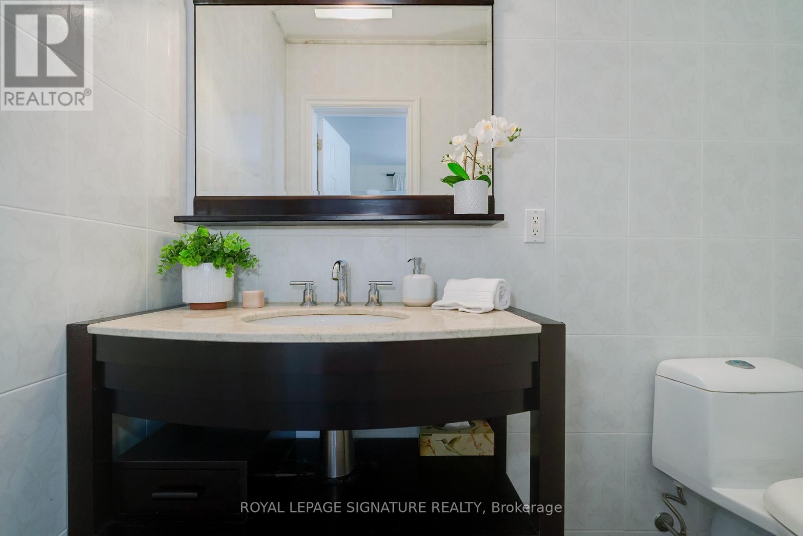 Photo 35 of 339 Elmwood Avenue, Richmond Hill ON
