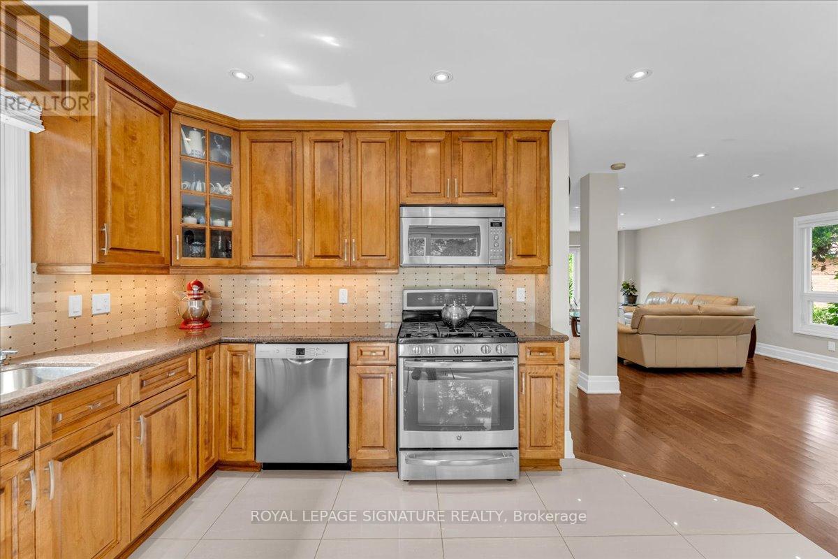 Photo 28 of 57 Tribbling Crescent, Aurora ON
