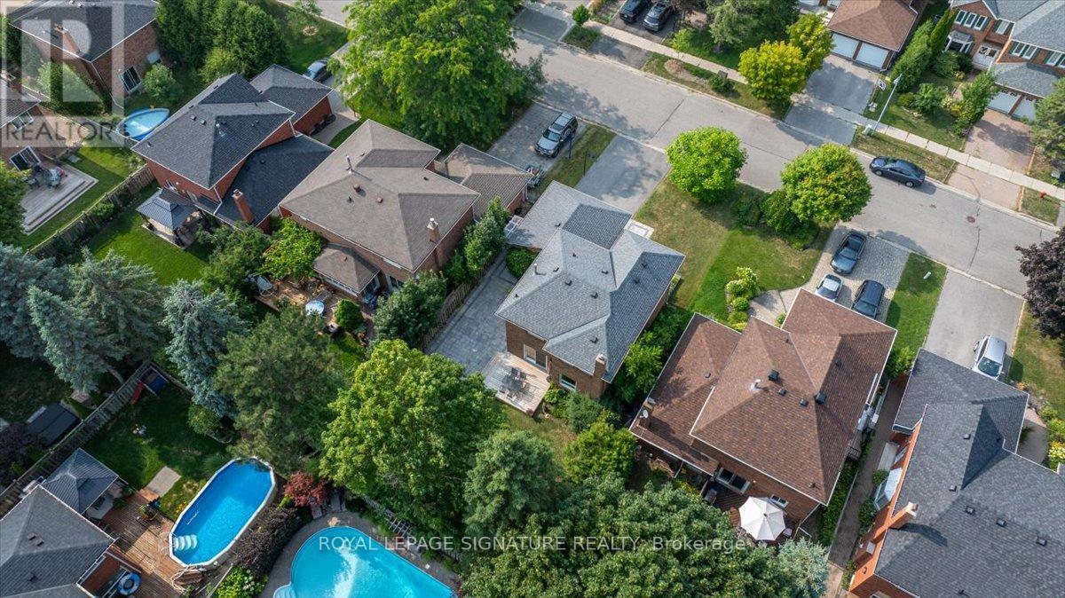 Photo 10 of 57 Tribbling Crescent, Aurora ON