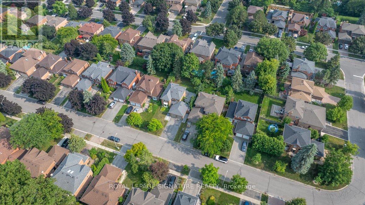 Photo 48 of 57 Tribbling Crescent, Aurora ON