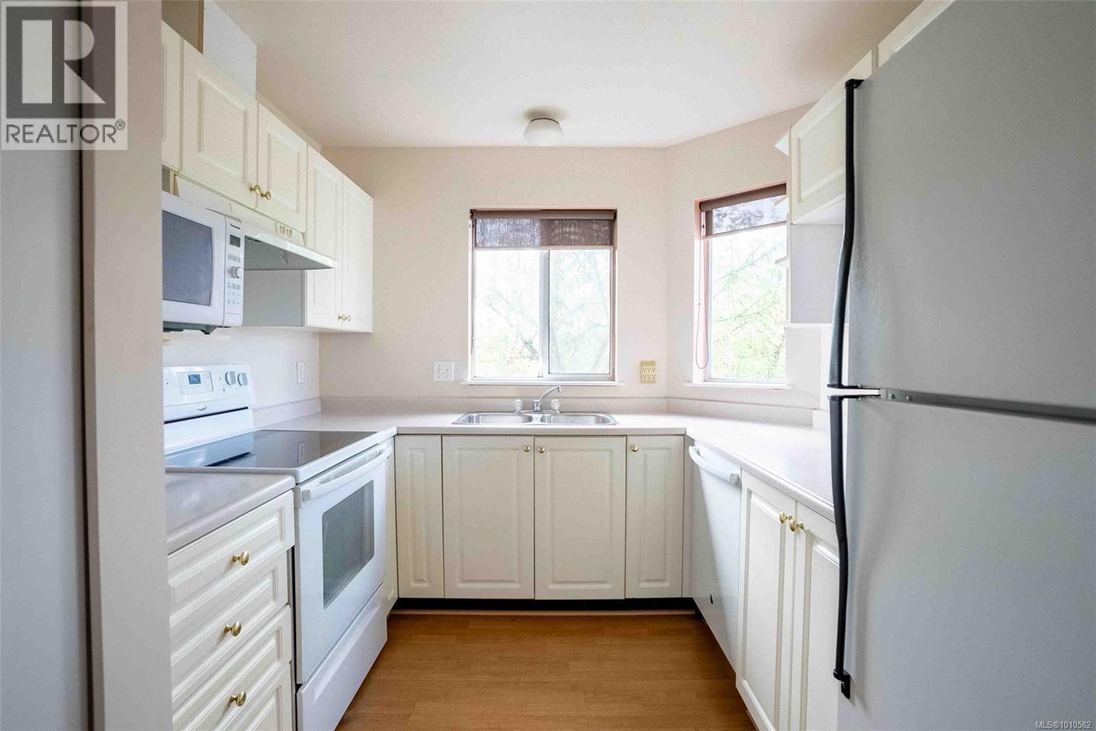 Photo 19 of 305 2511 Quadra St, Victoria BC