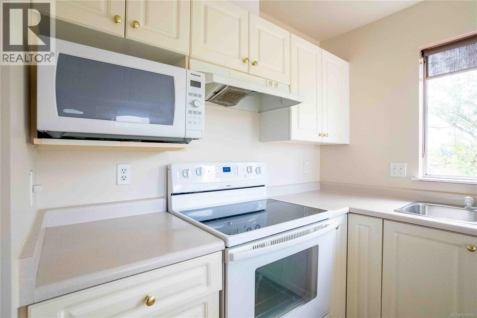 Photo 13 of 305 2511 Quadra St, Victoria BC