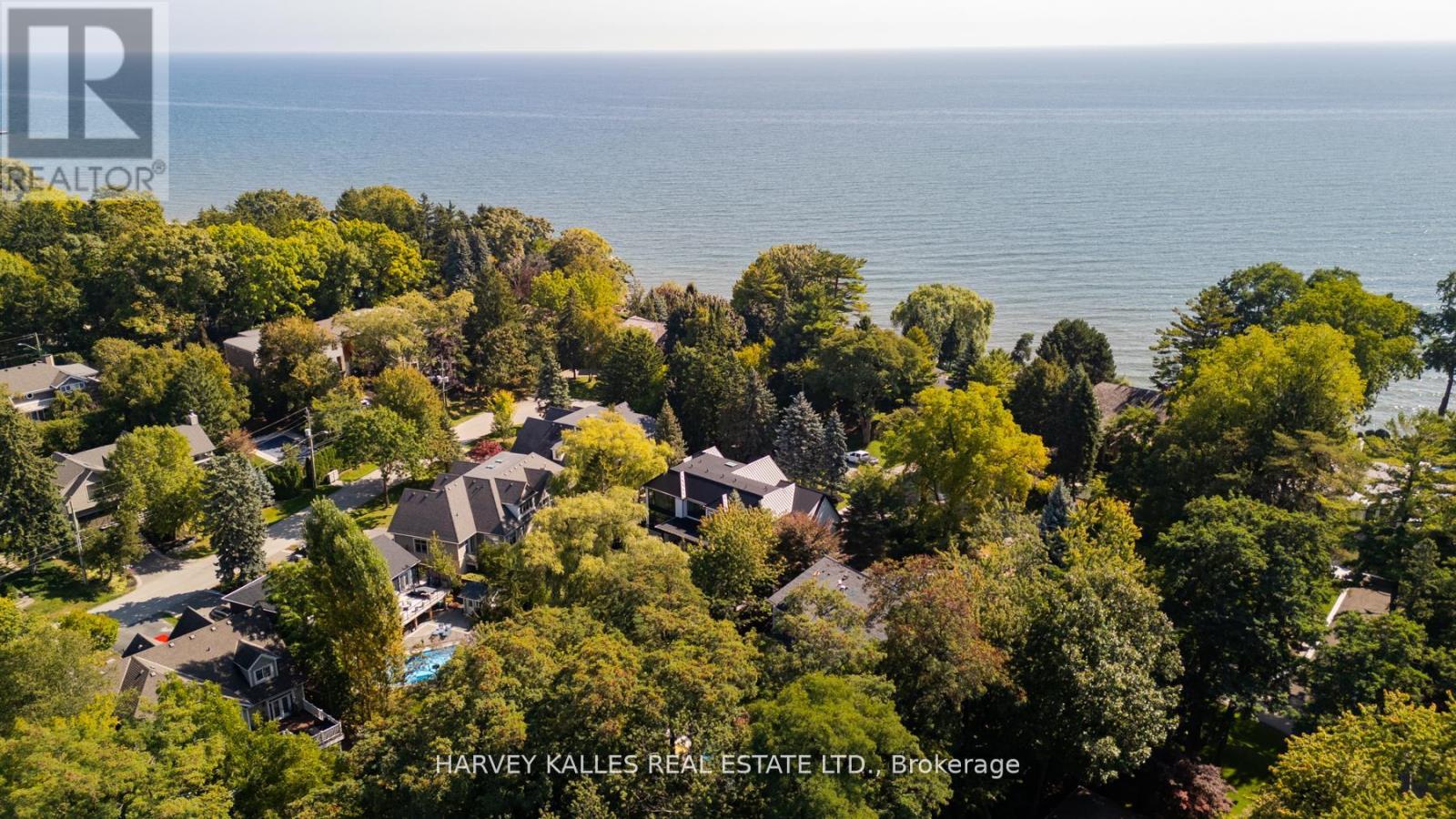 Photo 2 of 233 Lakewood Drive, Oakville ON