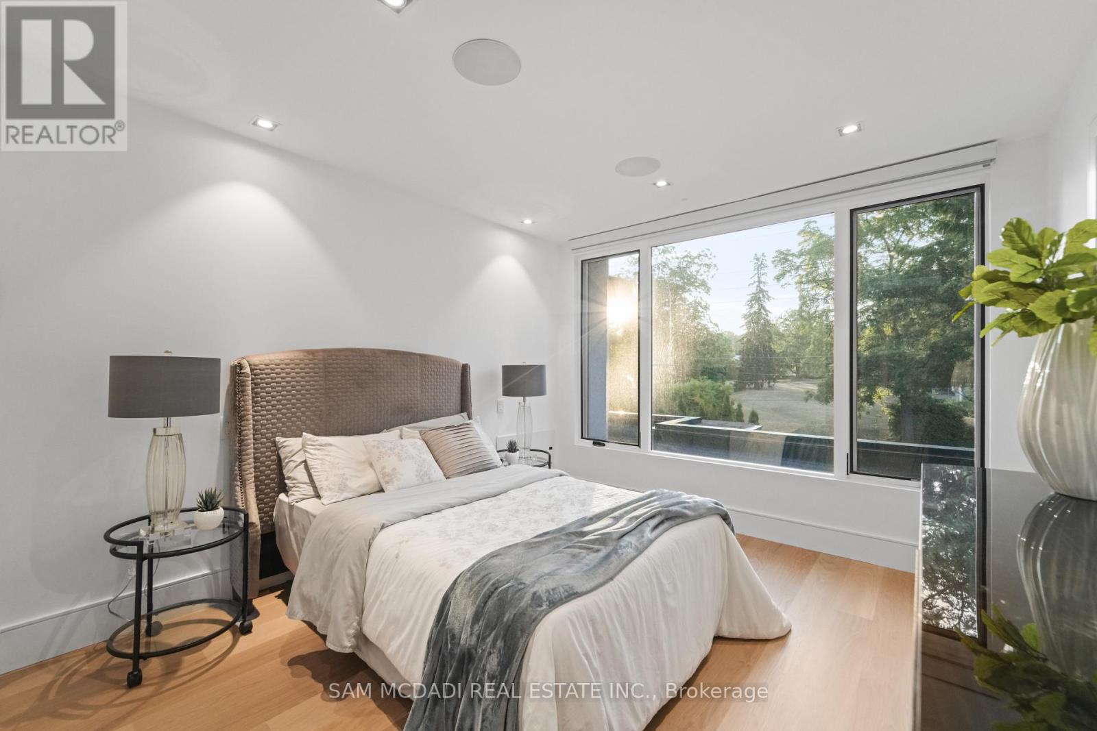 Photo 34 of 2488 Lakeshore Road E, Oakville ON