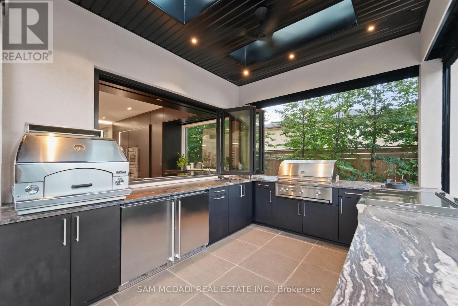 Photo 4 of 2488 Lakeshore Road E, Oakville ON