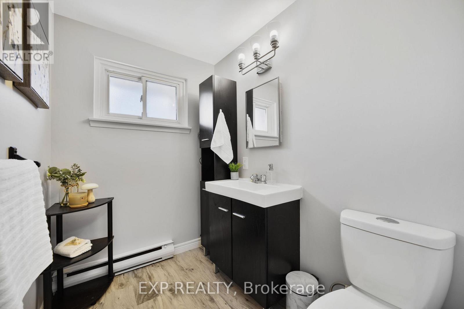 Photo 13 of 136 Darras Court, Brampton ON
