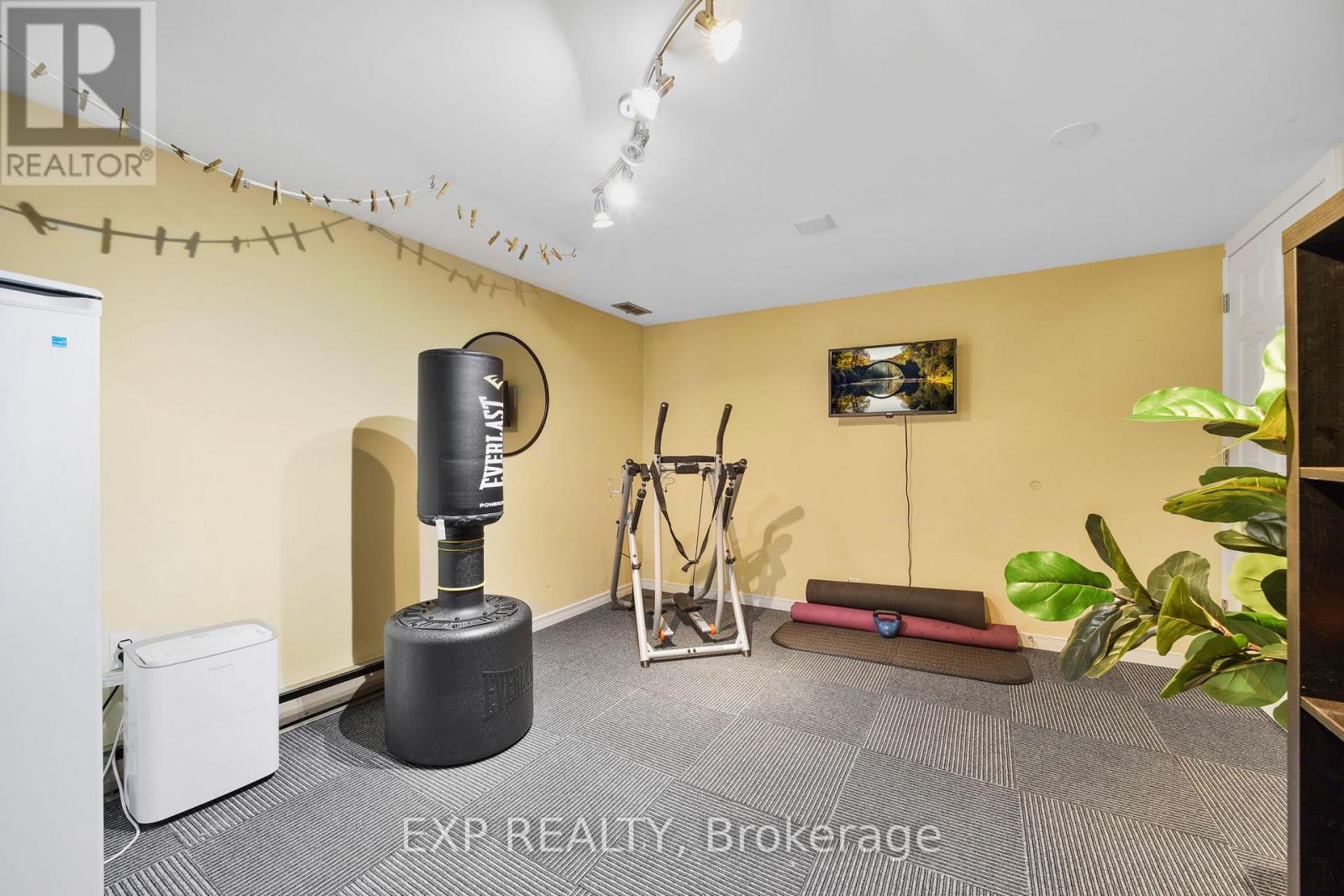 Photo 17 of 136 Darras Court, Brampton ON